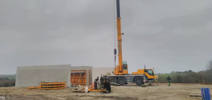 Mur béton avec Grue