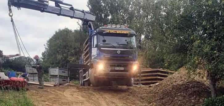 Camion grue en action