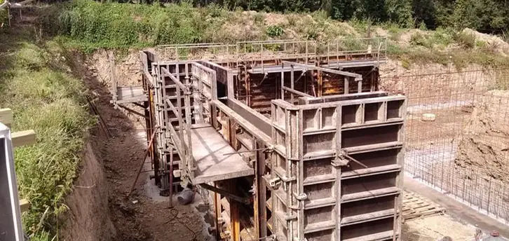 Préparation des coffres pour les murs en béton